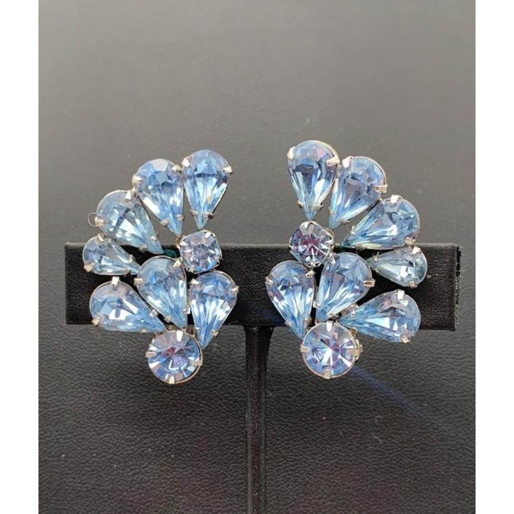 Vintage Weiss Beautiful Ice Blue Rhinestone Crystal Clip On Earrings Signed